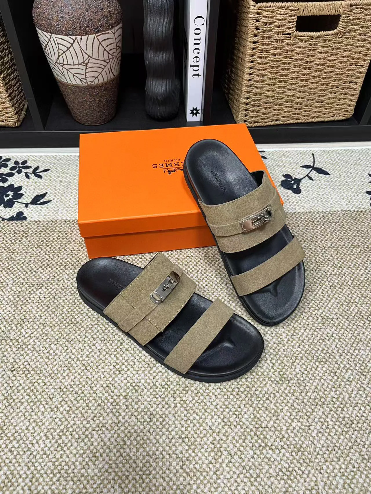 Factory price: 340💰Long-term availability Hermes men's Kazimir slippers for couples - top quality, Hermès woven calfskin functional sandals. The interwoven upper inspired by the "H" iconic pattern creates a casual look, which can be said to be a good companion for summer. Imported cowhide + cowhide lining + TU men's shoes💰Outsole Size: 35-46
